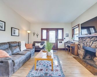 Walk to Colorado College and Dwtn! Home with Patio - Colorado Springs - Wohnzimmer