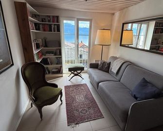 Lake view 3-level 35m2 Apartment in Riex -Cully - Bourg-en-Lavaux - Living room