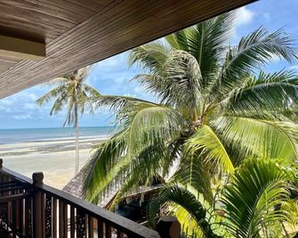 First Villa Beach Resort - Ko Pha Ngan - מרפסת