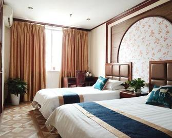 Super 8 By Wyndham Shanghai Pudong Airport Chenyanglu - Shanghai - Bedroom