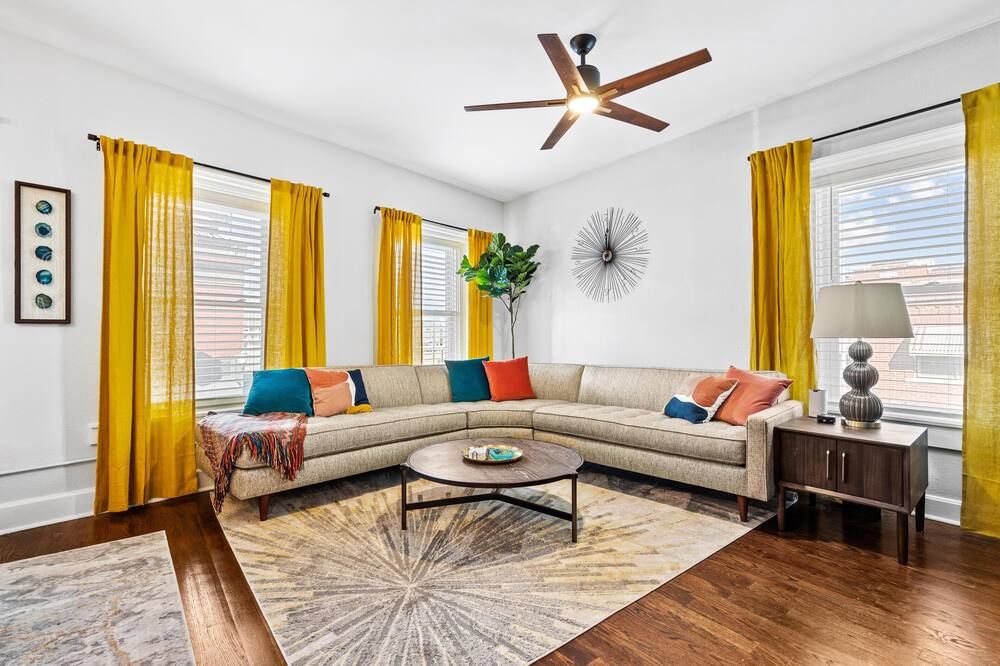 Beautifully Remodeled 3 bed + Walkable to Westport + Private Courtyard! - Kansas City - Sala de estar