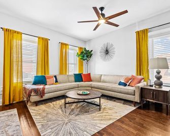 Beautifully Remodeled 3 bed + Walkable to Westport + Private Courtyard! - Kansas City - Olohuone