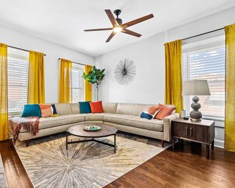 Beautifully Remodeled 3 bed + Walkable to Westport + Private Courtyard! - Kansas City - Sala de estar
