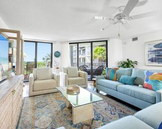 In Good Spirits ~ Waterfront Condo, Wrap-Around Balcony & Community Pool! - Key West - Living room
