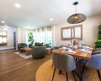 Stylish Escape/Game Room/4 Brs - Arlington Heights - Dining room