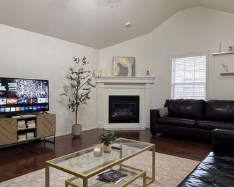 Cozy Central Home by Coxhealth & Msu - Fenced Yard - Springfield - Living room