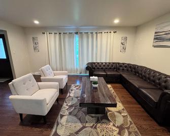 Remodeled SFR w/fireplace, super close to main highways and Chicago - Darien - Lounge