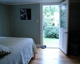 Cozy Apartment In Town With Sauna! Minutes from Festivals and Shops! - Rockland - Bedroom