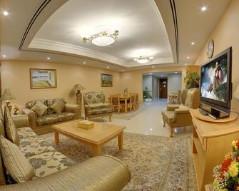 Deira Suites Deluxe Hotel Suites - Dubai - Living room