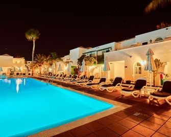 Gloria Izaro Club Hotel - Puerto del Carmen - בריכה