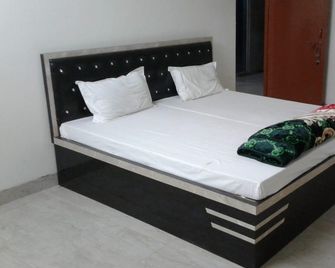 Royal Hotel - Bahraich - Bedroom