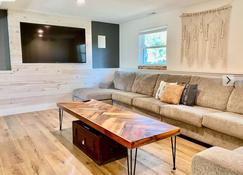 4 bedroom cottage with 2 indoor fireplaces - Oakland Acres - Sala de estar