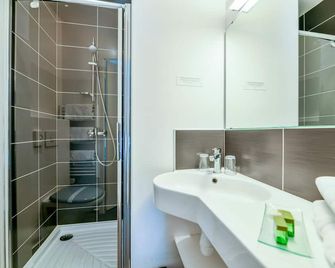 Logis Hôtel & Restaurant La Villa Bleue - Камбо-ле-Бен - Ванна кімната