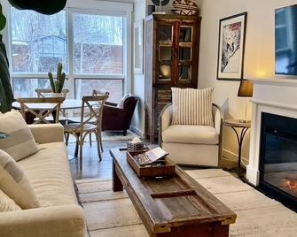 Designer Unit -Center of Town of Telluride, steps to Gondola and town park - Telluride - Living room