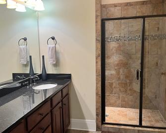Elite Excellence With Soaring Views of Jordan Hare! - Auburn - Bathroom