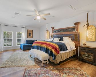 A 'Willie' Nice House, with a Willie nice view! 509 East Avenue, Marble Falls - Marble Falls - Camera da letto