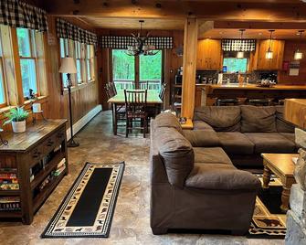 4 bed/4 bath camp with Fourth Lake access! - Old Forge - Вітальня