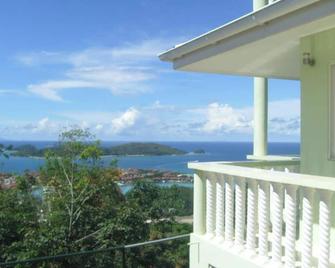 Elegant Villa with Sea View in Victoria - Victoria - Balcón