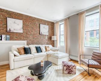 Luxurious & NEW 2BR w King Bed, fast WiFi, Stylish! 15 minutes to Times Square! - Bronx - Sala de estar