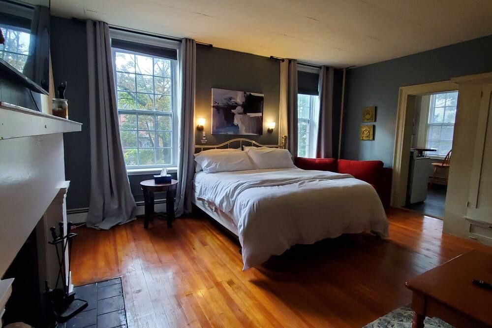 Located in the Historic downtown district, cozy studio, wifi. - اوبورن (نيويورك) - غرفة نوم