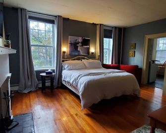 Located in the Historic downtown district, cozy studio, wifi. - اوبورن (نيويورك) - غرفة نوم