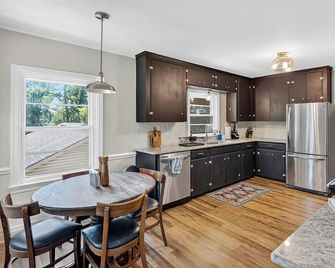 Spacious Family Friendly Retreat w Game Room: Close to dining, parks and casino - Danville - Kitchen
