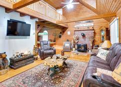 Orleans Retreat with Private Hot Tub and Fireplace! - Orleans - Living room
