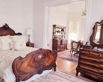 The Queen On Main - Winters - Bedroom