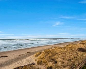 Gorgeous Oceanfront Suite - Top Floor - Pool and Sauna - Sleeps 4 - Lincoln City - Strand