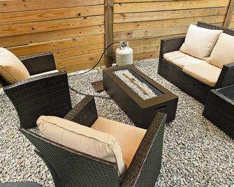 The Tuck - Lexington - Living room