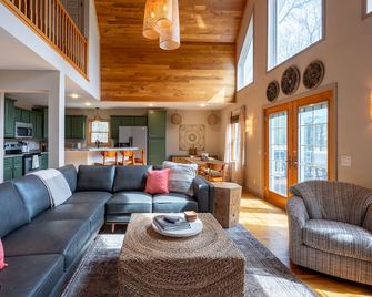 Lakefront Chalet - Pet Friendly No Fee - DuBois - Wohnzimmer