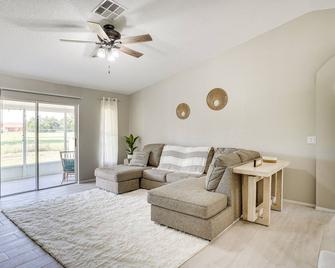 Family-Friendly Winter Haven Home with Pool! - Winter Haven - Living room