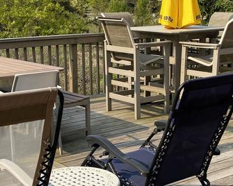Location, Location, Vacation. A Lake Michigan cottage with private beach access. - Mears - Balcony