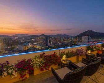 Novotel Phuket City Phokeethra (Sha Plus+) - Phuket - Balcón
