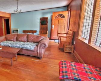 Quick Stay - Convenient & Cozy - 20 Minutes from Charleston - Elkview - Living room
