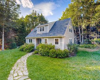 Open and spacious riverfront retreat, dog-friendly - Port Clyde - Building