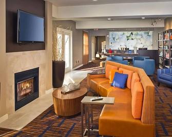 Stay Connected & Explore the Jersey Shore Region with Parking & Swimming Pool! - Tinton Falls - Lounge