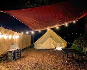 Glamping in the Redwoods with a hot tub! - Garberville - Binnenhof