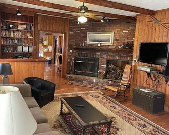 Ellicottville Ski House, Cozy Country Home Minutes from Slope, sleeps 6 people - Ellicottville - Living room
