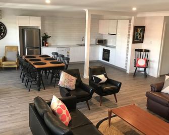Large Cbd Apartment Dubbo- Sleeps 7 With 2 Bathrooms - Dubbo - Living room