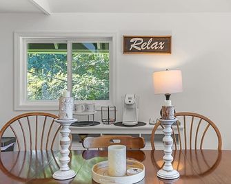 Wolf Den - Airy Cabin w/ Hot Tub & Valley Views! - Harpers Ferry - Dining room