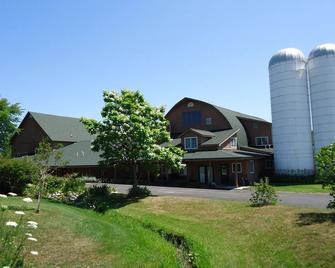 Stay in the heart of Leelanau county wine tasting region. Views to Traverse Bay - Suttons Bay - Building