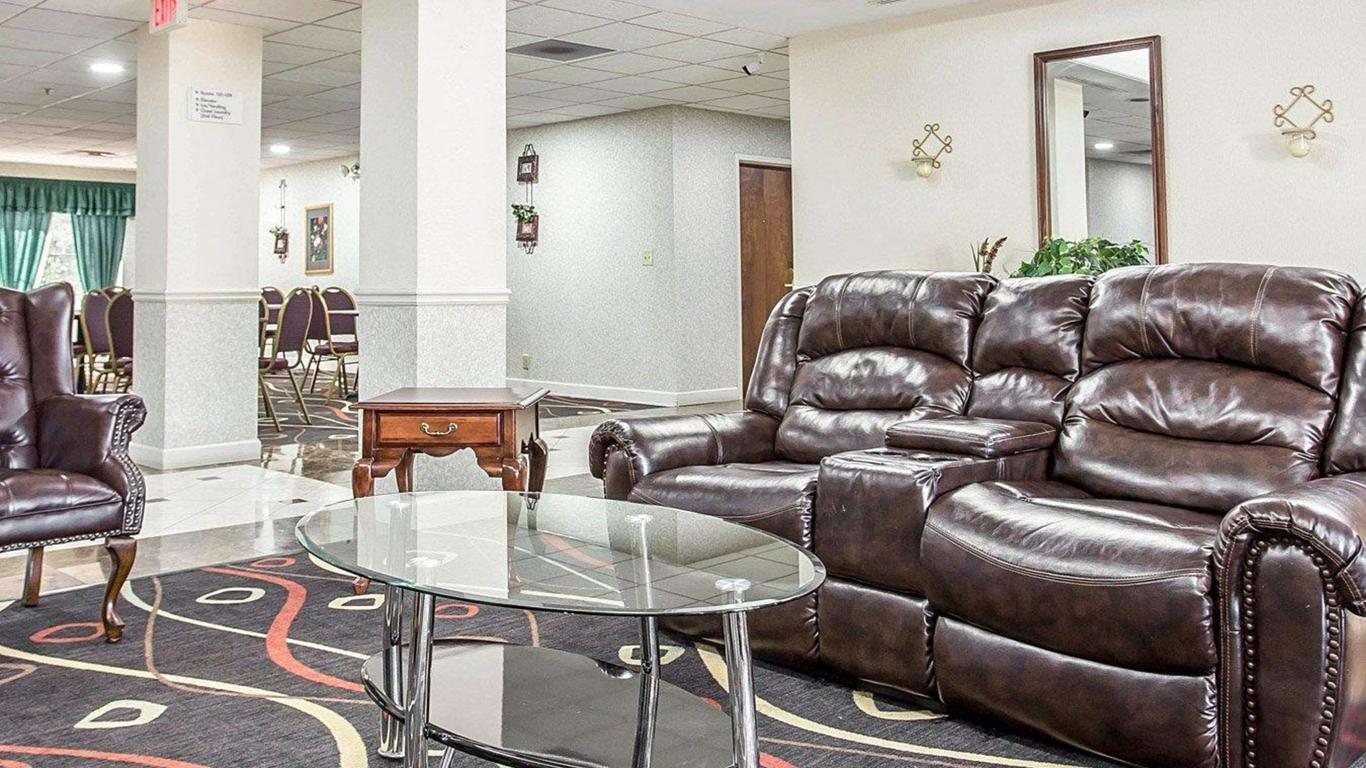 Econo Lodge Inn & Suites