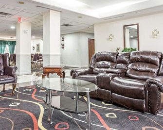 Econo Lodge Inn & Suites Marietta Near Dobbins Arb - מרייטה - טרקלין