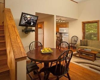 Adventures on the Gorge - 2 Bedroom Outback Cabin - Fayetteville - Dining room
