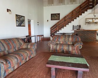 Buffalo Hill Safari Lodge - Mkuze - Living room