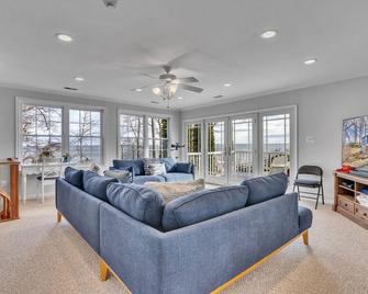 Rising Sun Bay View Cottage - Chesapeake Beach - Living room