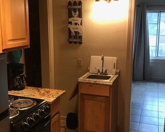 Downtown Cozy Studio Suite - Eureka - Kitchen