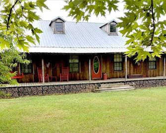 Diamond K Lodge Modern Farmhouse near Murfreesboro/Crater of Diamonds State Park - Nashville