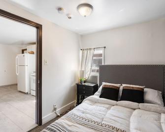King Bed | Private Parking | Strong Wifi - Poughkeepsie - Bedroom